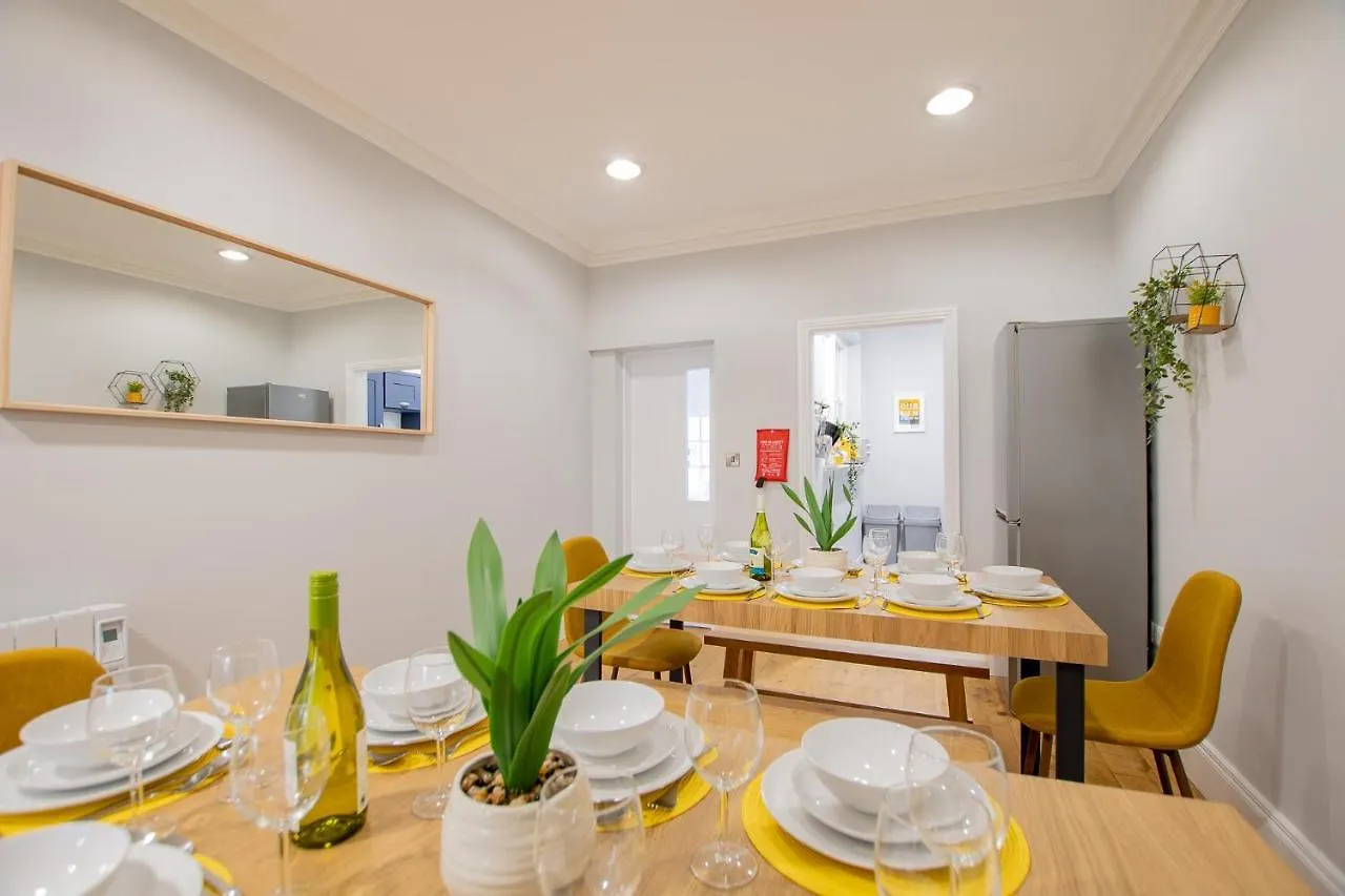 Ferienhaus The Yellow Door By Shortstays Dublin